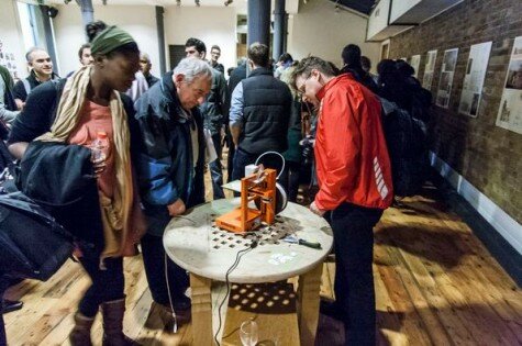 People look at Up 3D printer during 3D meetup 475x315 How 3D printing Meetup group led to world’s largest 3D printing store